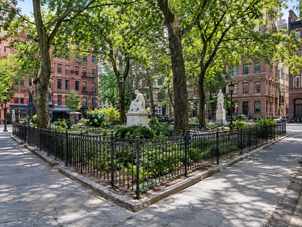 Christopher Park und Sheridan Square, gegenüber dem Stonewall Inn