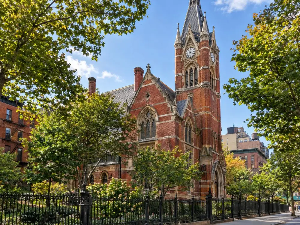 Der viktorianisch-gotische Uhrturm der Jefferson Market Library an der Sixth Avenue