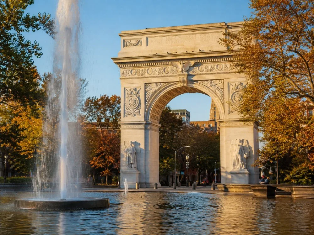 Der Marmorbogen Washington Square Arch, vom Brunnen aus im Herbstlicht gesehen